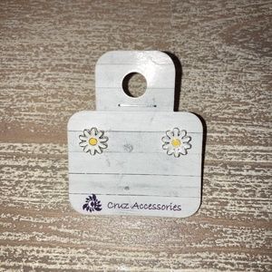 Daisy Stud Earrings 🌼 - NWOT